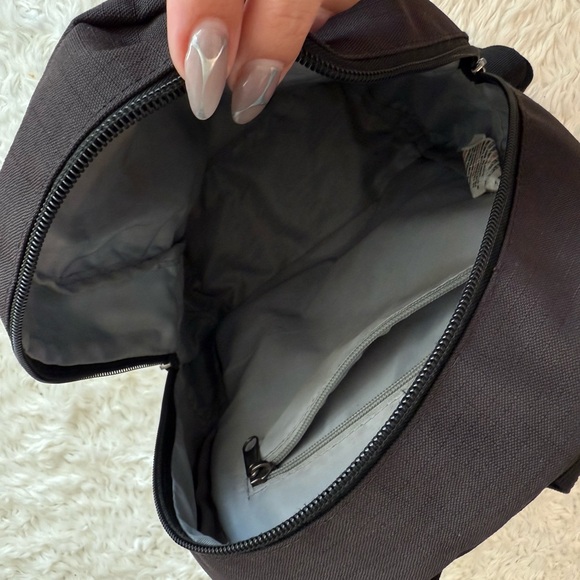 🎒 Gymshark Mini Backpack – Black - Picture 3 of 3